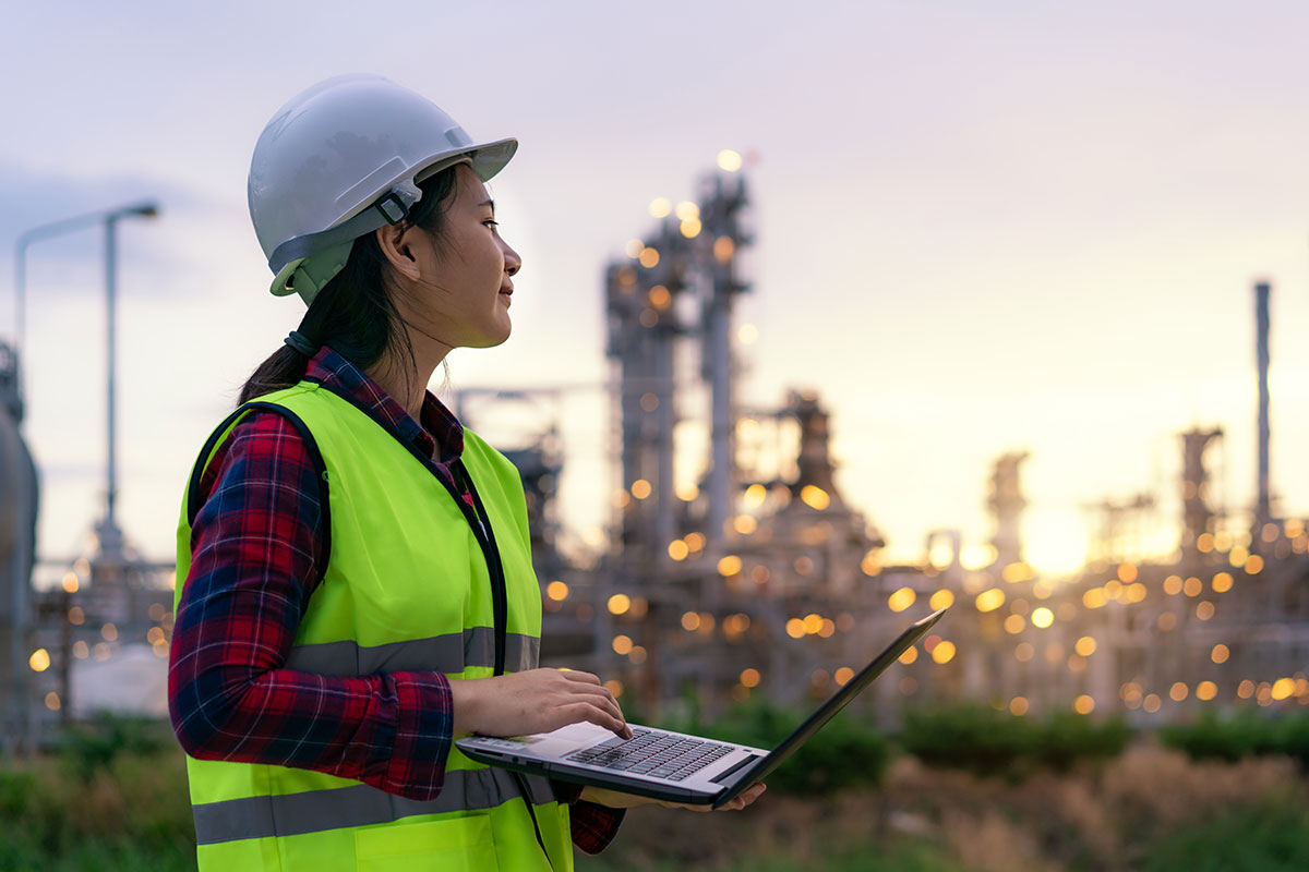 pipeline worker with computer